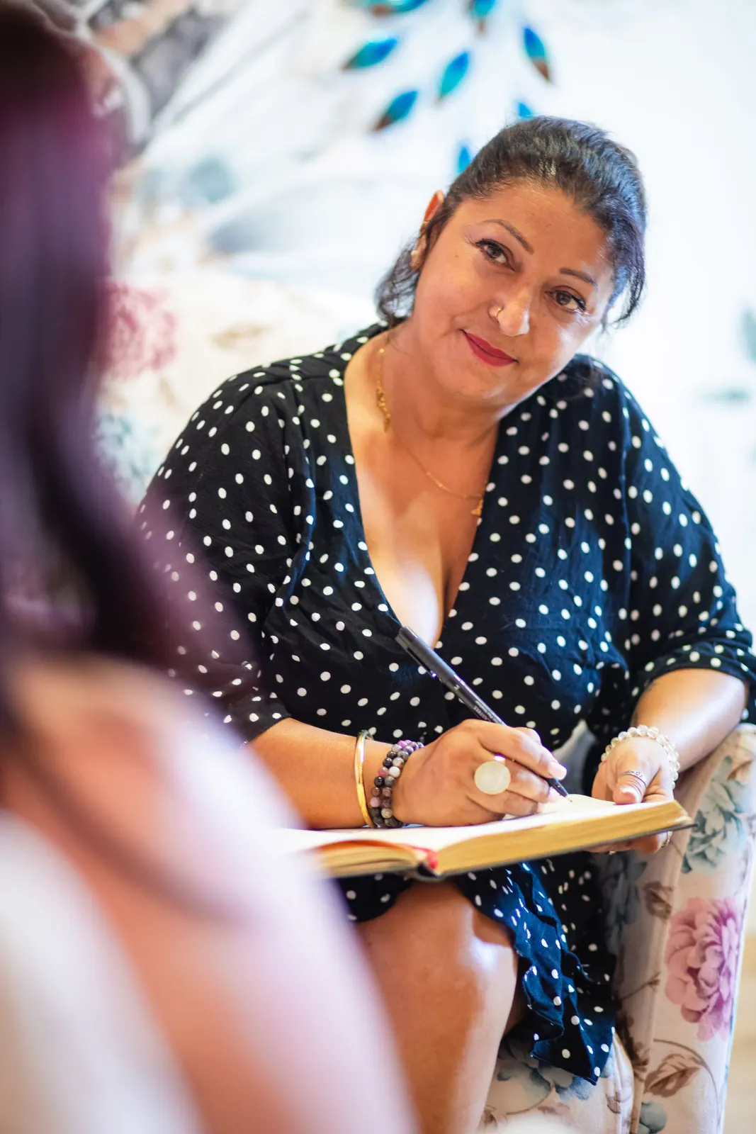 Aïcha Dallech prenant des notes lors d'une consultation